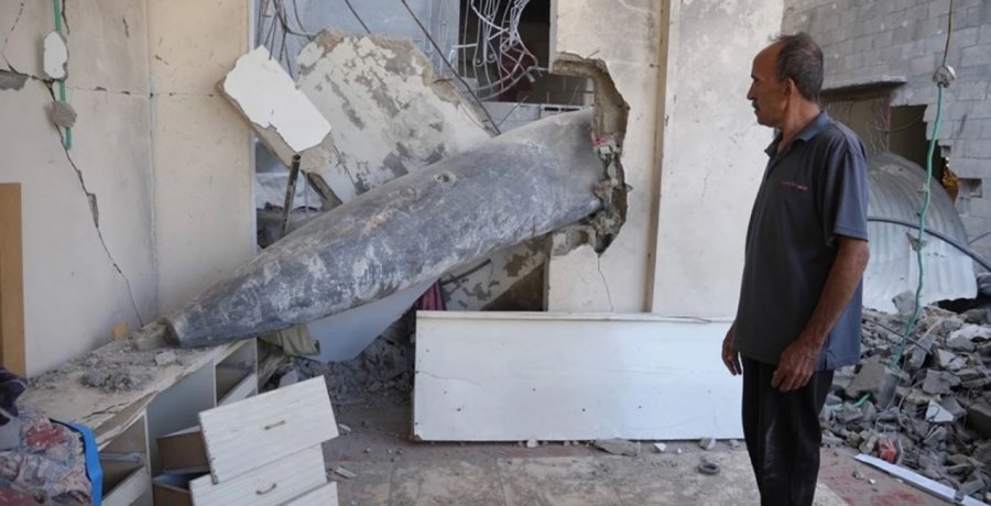 Familja në Gaza jeton me një bombë në shtëpinë e tyre: Mund të shpërthejë në çdo moment