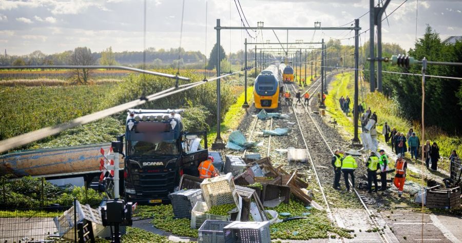 Treni përplas kamionin në Holandë, lëndohen disa persona