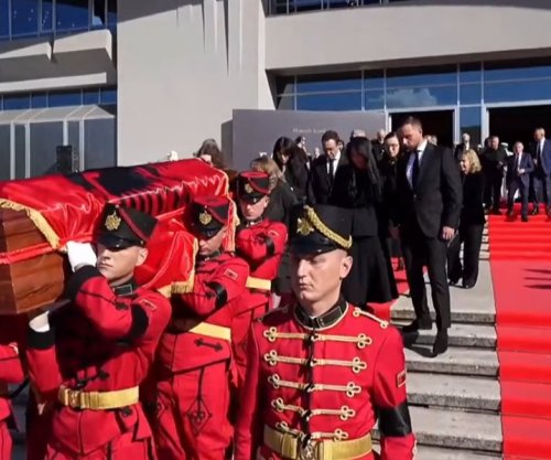 Fatos Nano përcillet për në “banesën” e fundit nën tingujt e Frank Sinatrës