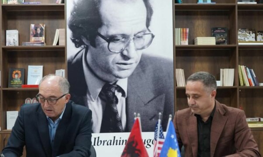 Koalicioni PDK LDK në Prizren  Haxhi Avdyli interpreton  Rugova po e shikon ftohtë nga fotografia