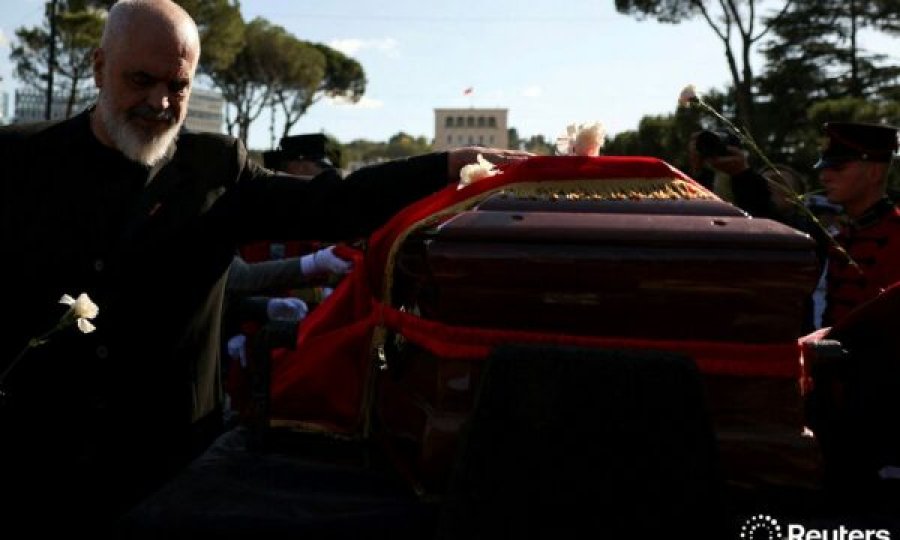 Ceremonia përmes fotografive  Shqipëria i jep lamtumirën e fundit ish kryeministrit Fatos Nano