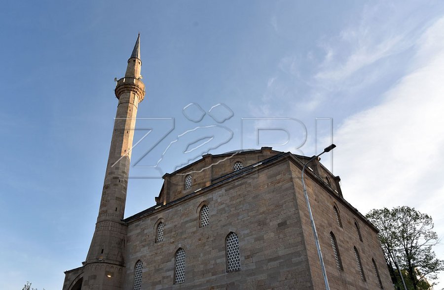 Vidhen 130 euro dhe dy orë dore në një xhami në Fushë-Kosovë