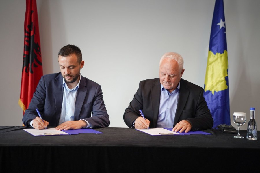 Nënshkruhet koalicioni PDK-AAK, Tahiri: Mitrovica është mbi partitë politike