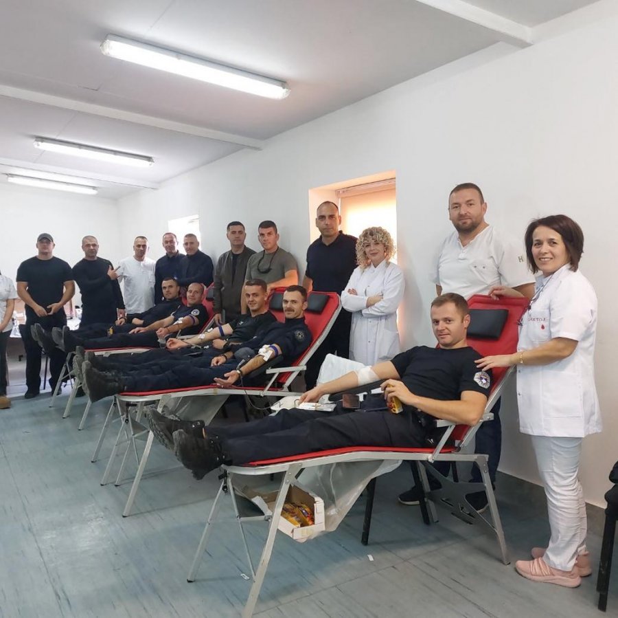 Pjesëtarët e Njësisë Speciale të Policisë së Kosovës dhurojnë gjak në kampin  Bellvedere  në Mitrovicë