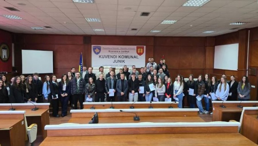 Një investim për brezin e ri  Ruzhdi Shehu ndan 145 bursa për studentët e Junikut