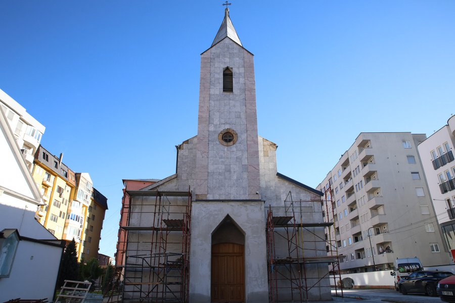 kishes-katolike-engjelli-i-rojes-ne-ferizaj-po-i-rikthehet-shkelqimi