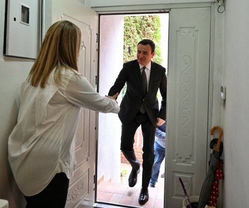 Pesë vjet në Hagë: Albin Kurti viziton familjen e Rexhep Selimit