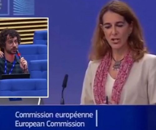 Gazetari italian pushohet nga puna pasi bëri një pyetje të pasaktë në lidhje me Izraelin në Bruksel [video]