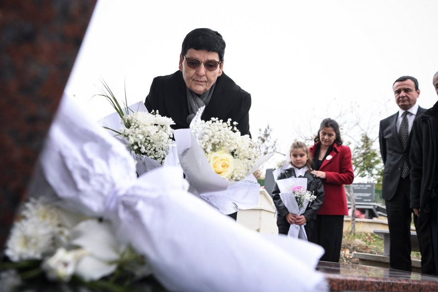 Nëna e Astrit Deharit: Prokuroria nuk ka punë me Vetëvendosjen, Astriti u vra në burg