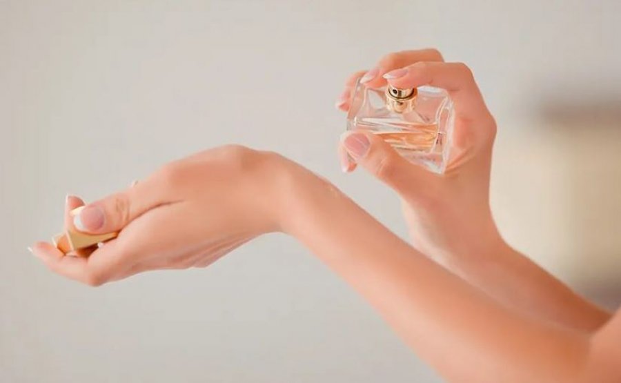 keshilla-si-ta-vendosni-parfumin-qe-te-zgjase-me-gjate