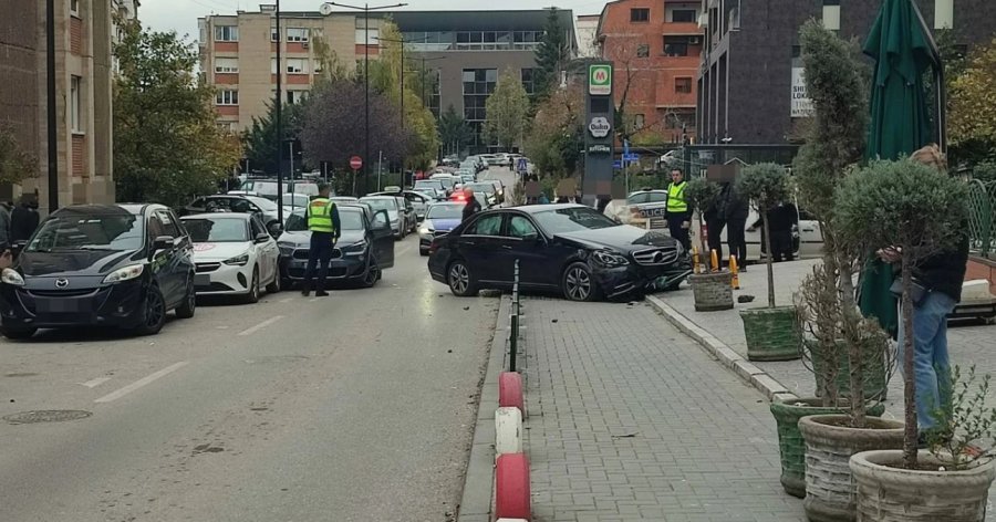 Dy persona të lënduar nga një aksident mes tri veturave në lagjen “Aktash” në Prishtinë