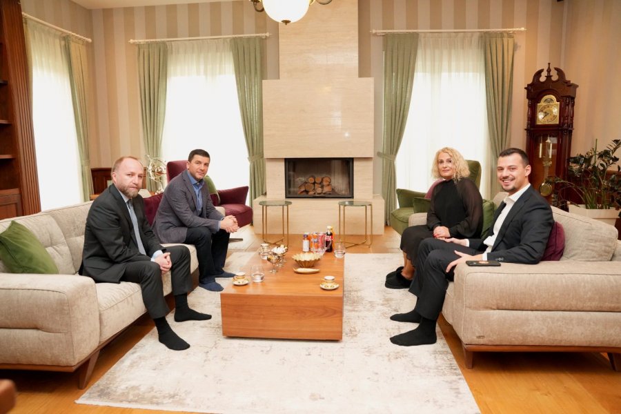 Pesëvjetori i arrestimit  Krasniqi me deputetë të PDK së vizitojnë familjet e çlirimtarëve  Kosova ju pret