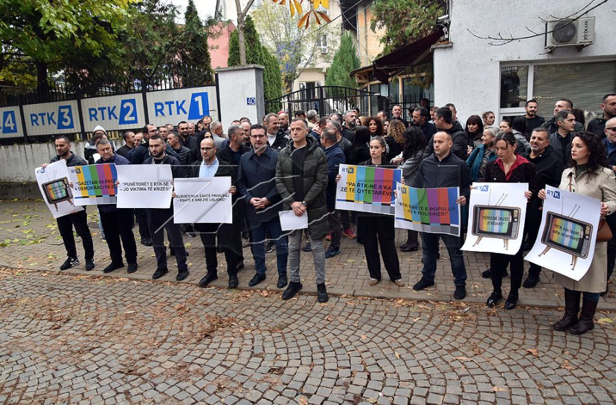 Punëtorët e RTK-së kërkojnë paga pa vonesa, ashtu siç po i marrin deputetët