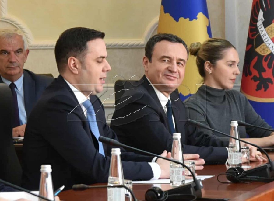 Abdixhiku Kurtit  Ua vodhe të ardhmen studentëve  tash provon t ua blesh me 100 euro