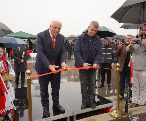“Shqiponja” fluturon në Kukës – dhuratë e Lazim Destanit, që nderohet me Çelësin e Qytetit
