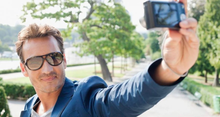 meshkujt-qe-postojne-shume-selfie-jane-narciste