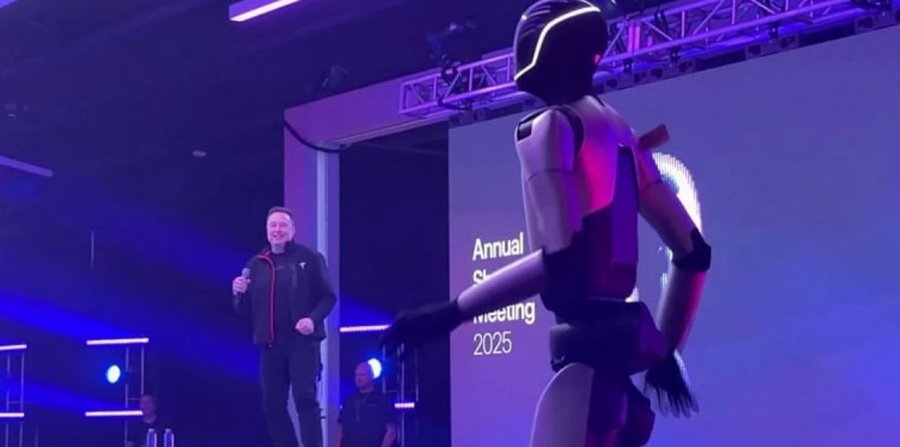 Elon Musk vallëzon me robotin