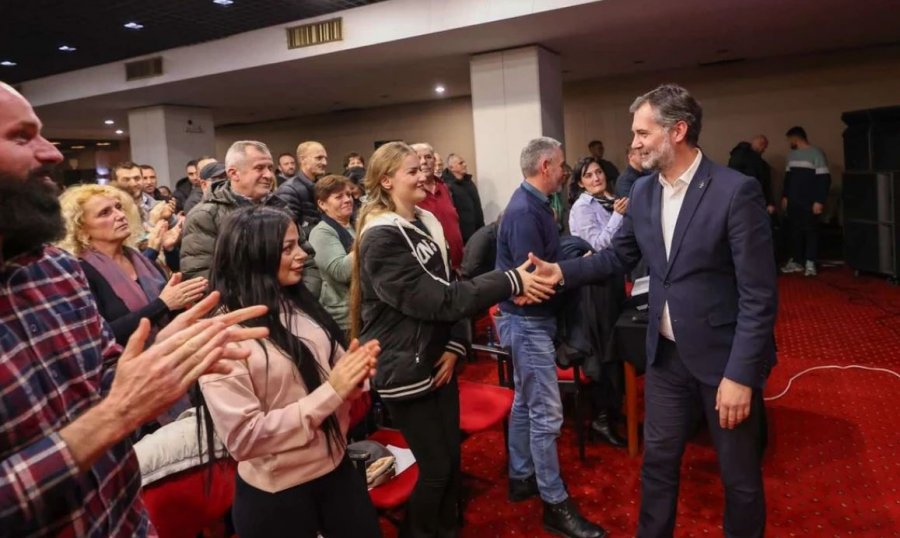 Hajrulla Çeku takoi komisionerët e Lëvizjes Vetëvendosje