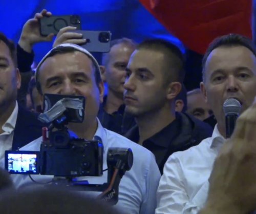 Me plisa në kokë, Kurti e Peci festojnë në Mitrovicë