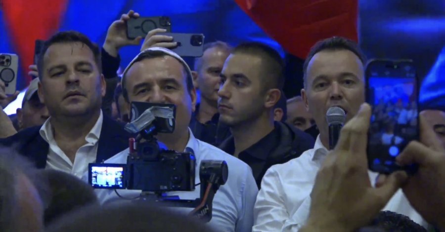 Me plisa në kokë, Kurti e Peci festojnë në Mitrovicë