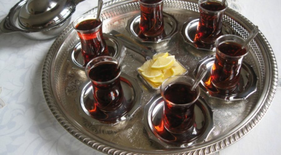 Vushtrriasit ia mësyjnë çajtores pas votimit