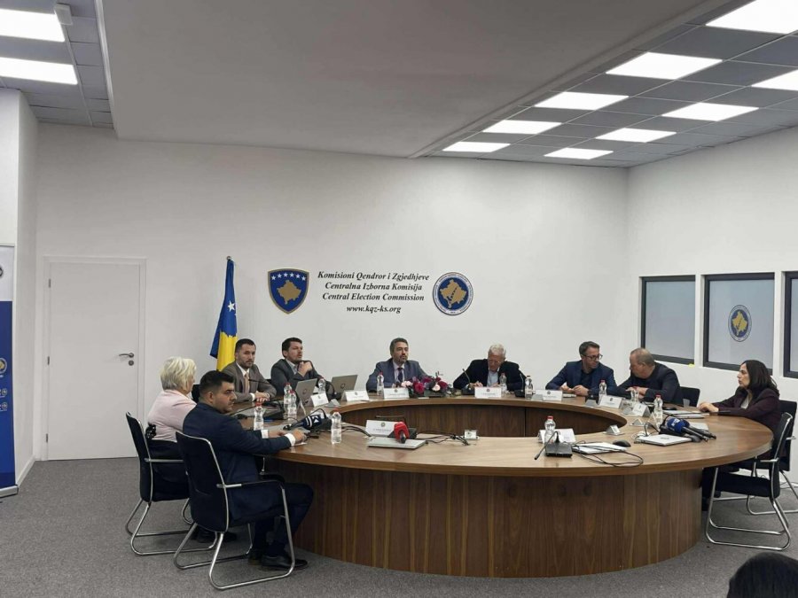 Radoniqi sqaron votimin me asistencë  Personat që nuk dinë shkrim e lexim kanë të drejtë vote  por jo me asistencë