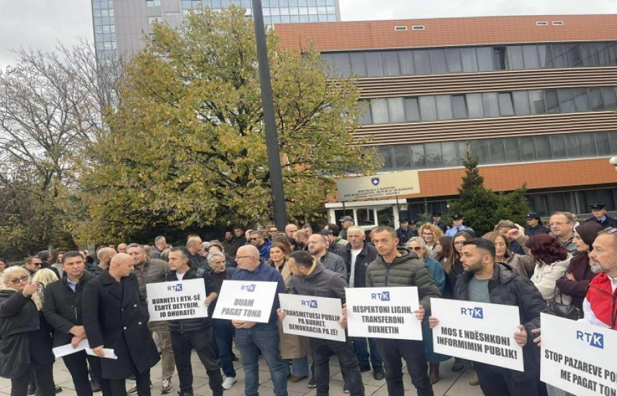 Punëtorët e RTK-së protestojnë, kërkojnë pagat e tyre