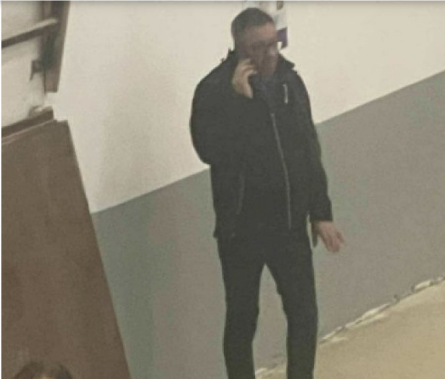 Alban Krasniqi flet me dikë në telefon  në Qendrën e Numërimit në Mitrovicën e Jugut