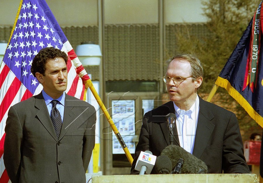 Kush është Christopher Hill?