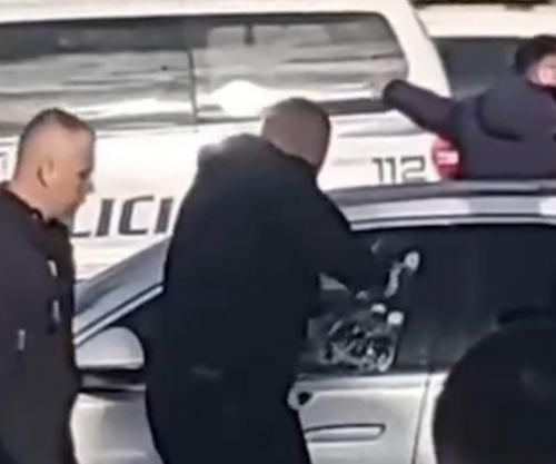 Pamje tronditëse nga Rinasi, qytetarët përpiqen të thyejnë xhamat e makinës për të nxjerrë viktimën [video]