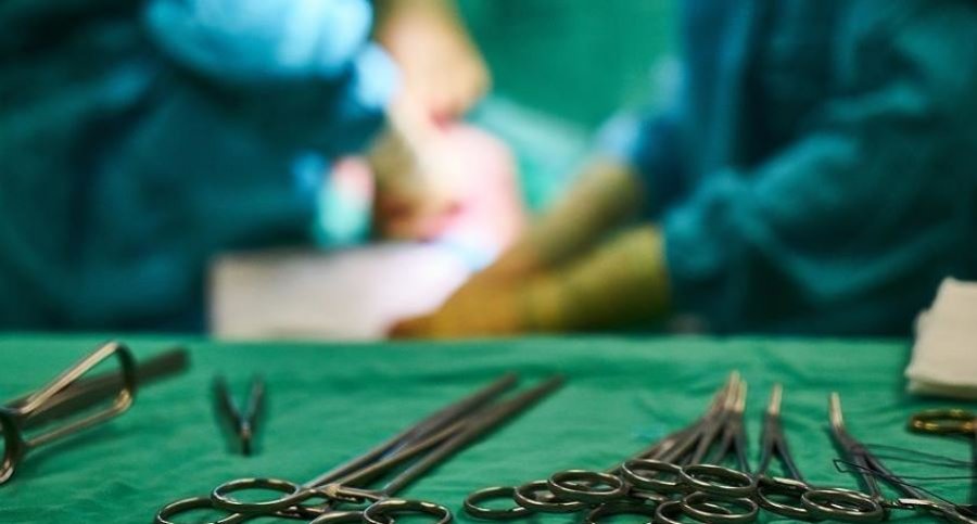 Kirurgët kryejnë operacionin e parë në botë nga distanca për goditjen në tru  përdorën teknologji robotike