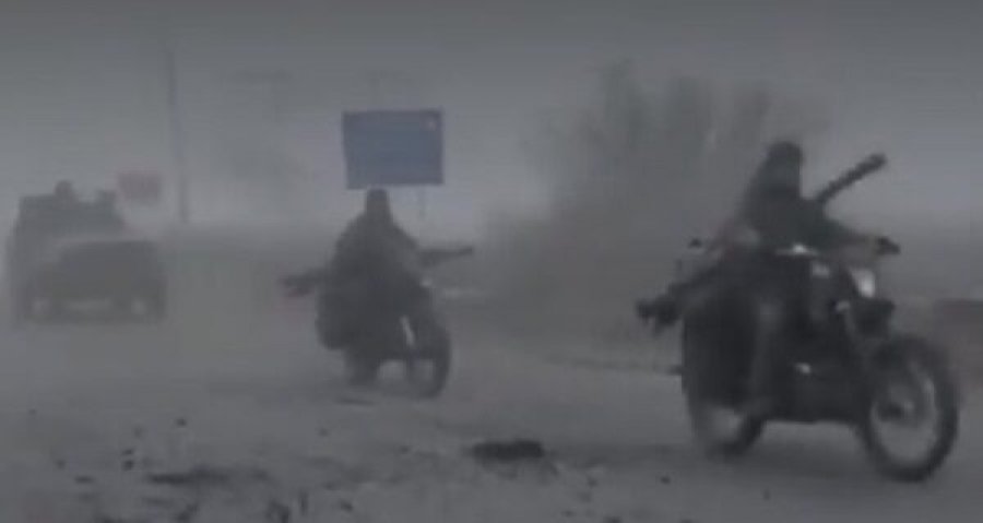 Mjegulla ndihmon forcat ruse të depërtojnë më thellë në qytetin kyç ukrainas  dalin pamjet e rusëve duke hyrë me motoçikleta