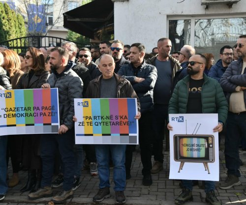 Punëtorët e RTK-së edhe sot në protesta për pagat, të hënën do të futen në grevë