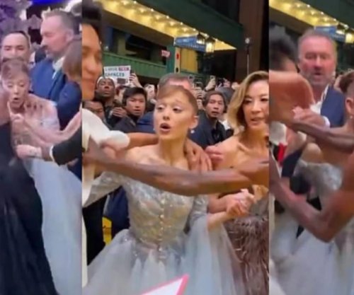Ariana Grande sulmohet nga një burrë në premierën e filmit, vrapoi drejt saj dhe e tërhoqi zvarrë [video]