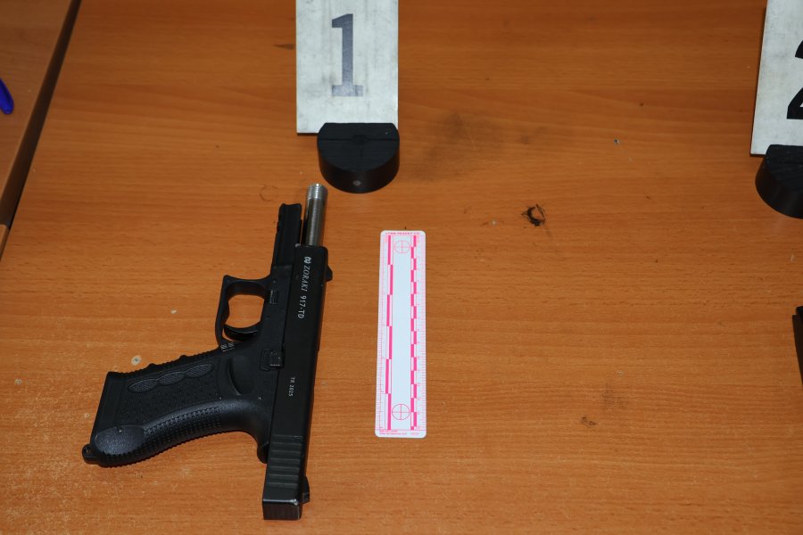 U iki policëve dhe ua drejtoi revolen  arrestohet dhe i konfiskohet arma