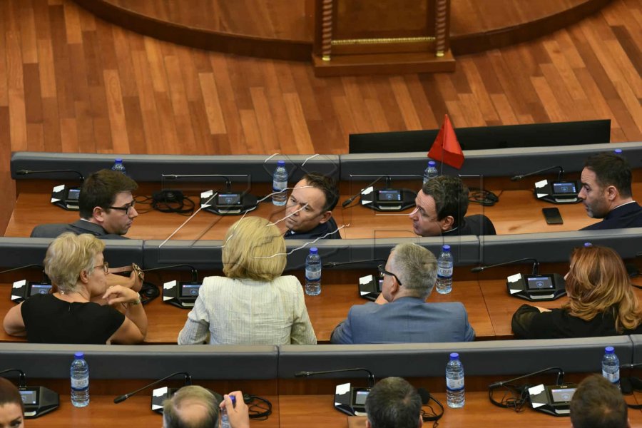 Diskutimet për qeverinë  çfarë e pret Kosovën gjatë ditëve në vijim 