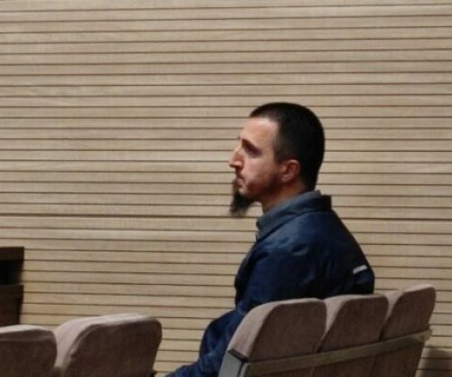 Arsimtari që akuzohet se hodhi në mbeturina flamurin kombëtar dhe plisin deklarohet i pafajshëm