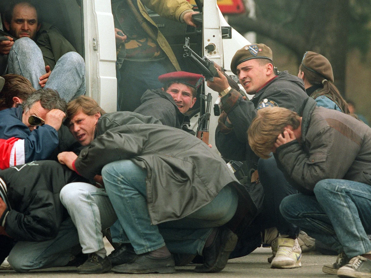 Prindërit e 1 vjeçares që u qëllua nga snajperi në Sarajevë kërkojnë të dinë nëse ajo u vra  për turizëm 