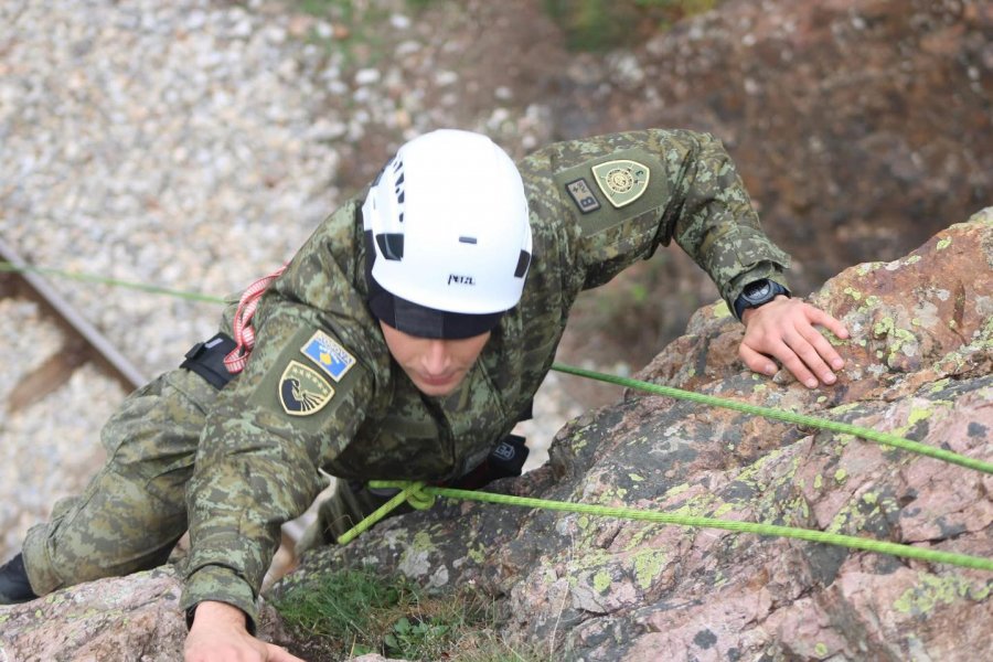 Ushtarët e FSK së me trajnim të avancuar për kërkim shpëtim malor