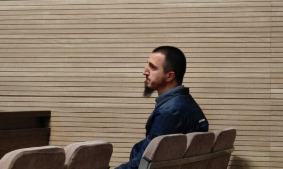 Arsimtari që akuzohet se hodhi në mbeturina flamurin kombëtar dhe plisin deklarohet i pafajshëm