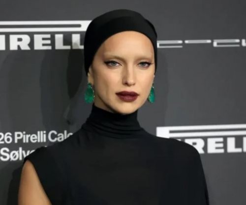 Irina Shayk magjeps në Pragë me paraqitjen dramatike për prezantimin e Kalendarit “Pirelli 2026”