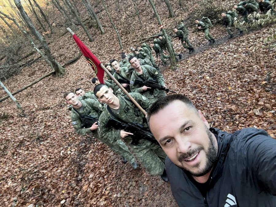 Maqedonci marshon me kadetët e FSK-së në parkun e Gërmisë