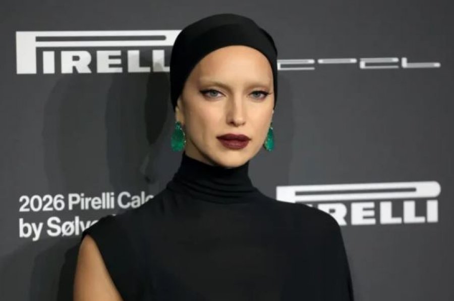 Irina Shayk magjeps në Pragë me paraqitjen dramatike për prezantimin e Kalendarit  Pirelli 2026 