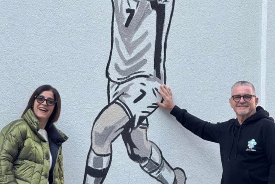 Moment krenarie   prindërit e Manajt në Mitrovicë  pozojnë me muralin e djalit të tyre