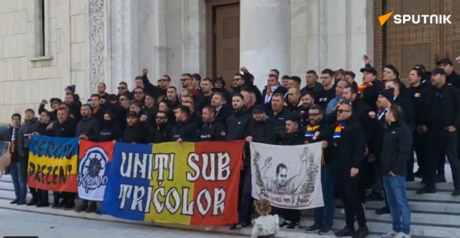 Tifozët rumunë këndojnë  Kosova është Serbi 