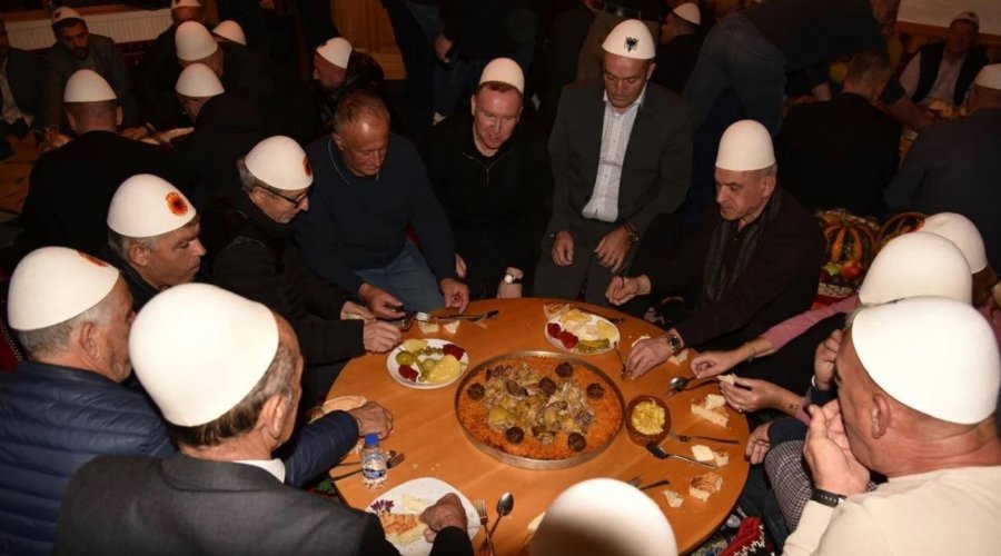  Darka e Lamës  në konakun e burrave me plisa të bardhë