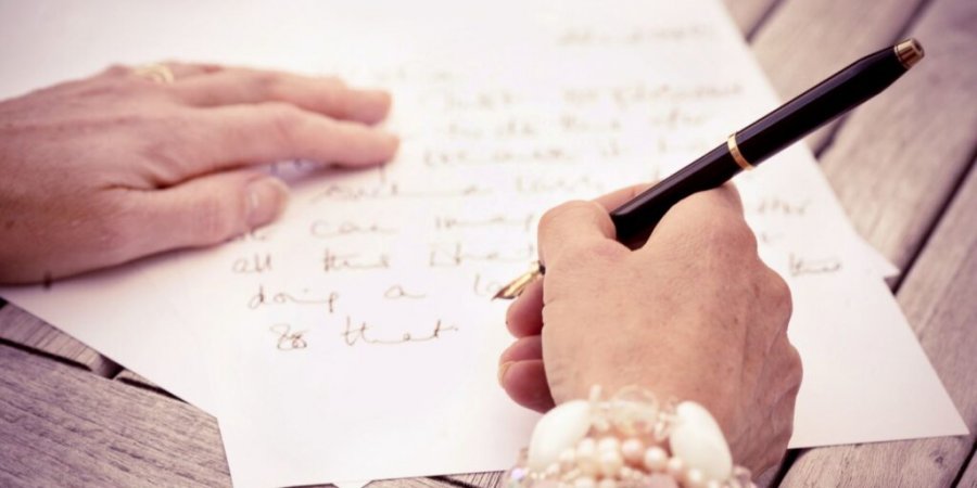  Shkrimi me dorë forcon lidhjet e trurit më shumë se shtypja në tastierë