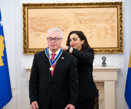 Osmani nderon me “Urdhrin e Lirisë” Harry Bajraktarin, si vlerësim për kontributin e tij për lirinë e Kosovës