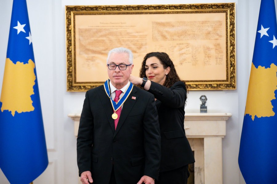 Osmani nderon me “Urdhrin e Lirisë” Harry Bajraktarin, si vlerësim për kontributin e tij për lirinë e Kosovës