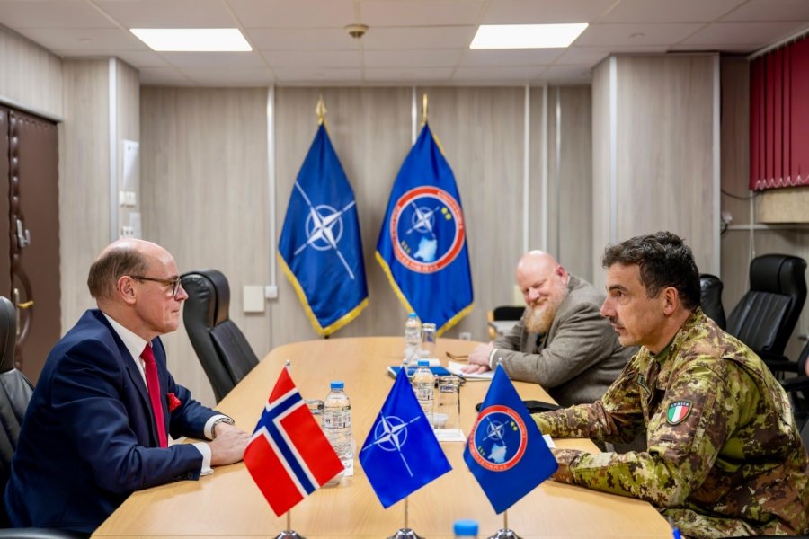 KFOR-i pret ambasadorin norvegjez, diskutojnë për sigurinë në Kosovë